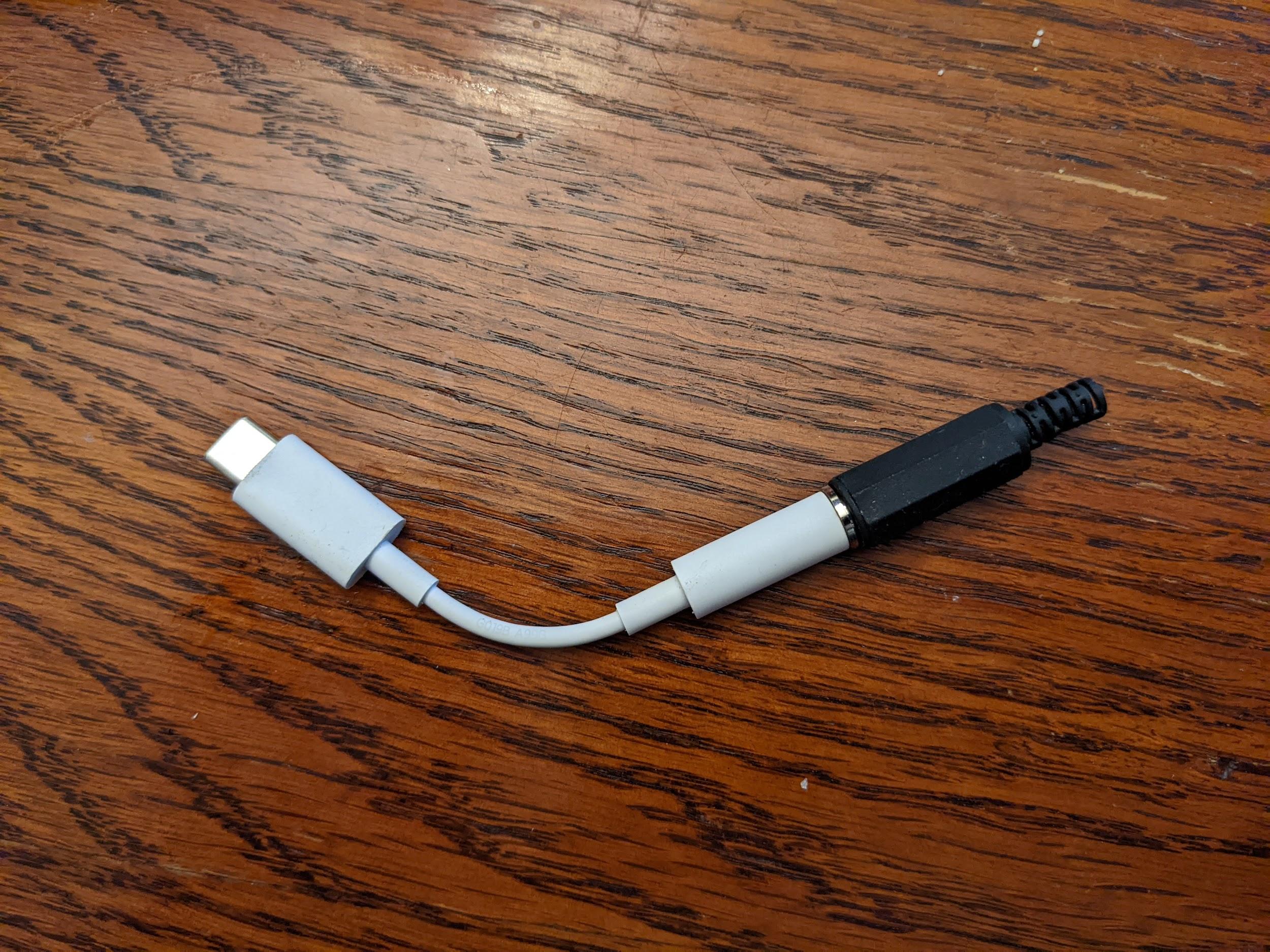 Аудиоразъем обратной связи, подключенный к адаптеру USB-аналог