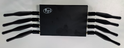 トップパネルが取り付けられた BPi-R3 ケース