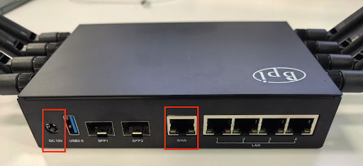 Strom- und Ethernet-Ports
