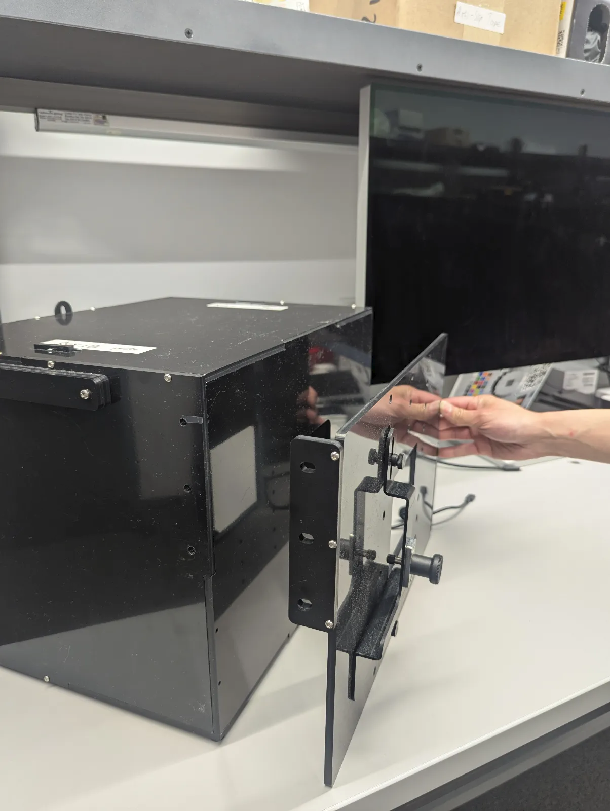 افصل جهاز اختبار مجال الرؤية الواسع عن الوحدة الإضافية وأزِل حامل الهاتف